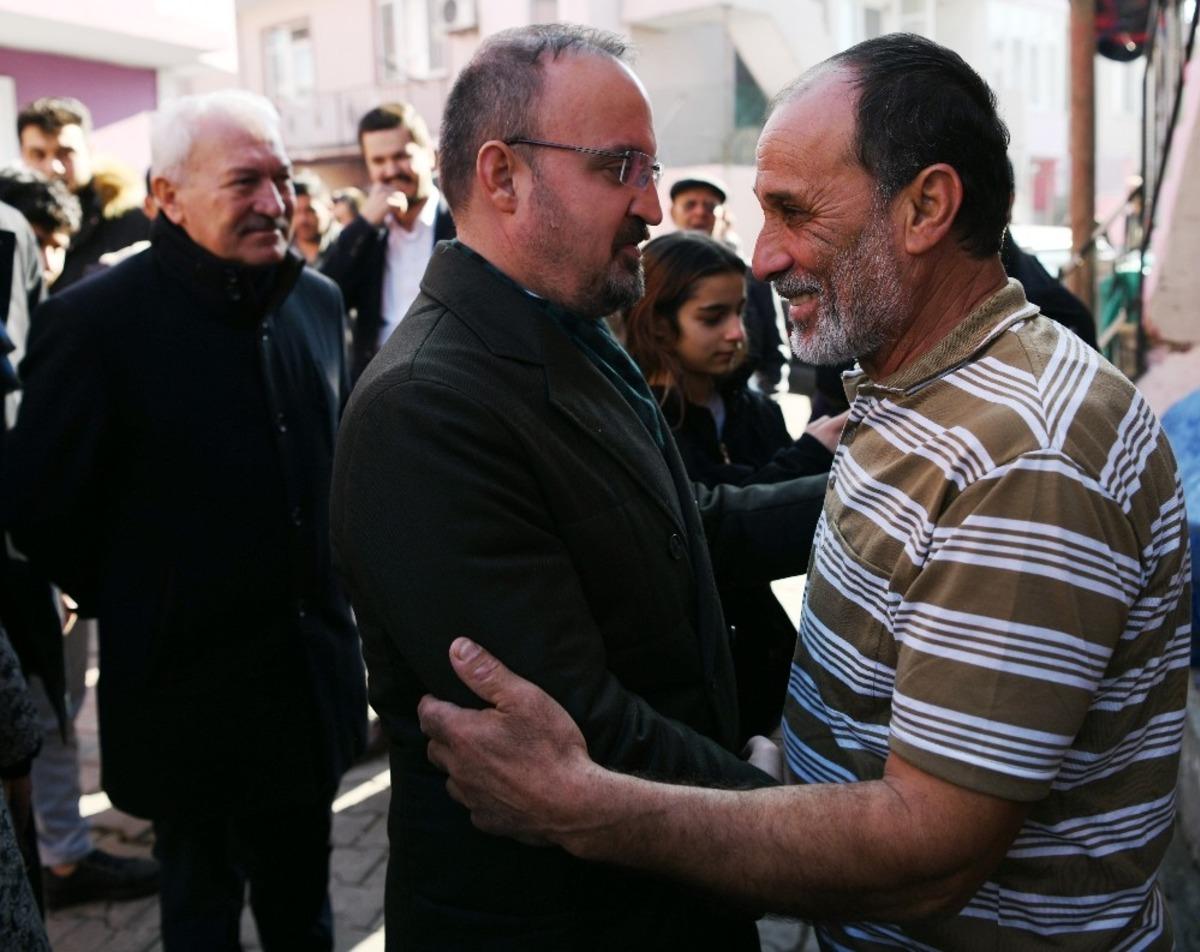 B&uuml;lent Turan umreye giden Roman vatandaşları ziyaret etti