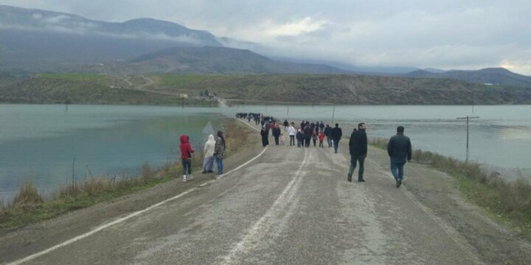 Billoris K&ouml;pr&uuml;s&uuml; dakikalar i&ccedil;inde sular altında kaldı! Y&uuml;zlerce kişi bu anı g&ouml;rmek i&ccedil;in akın etti