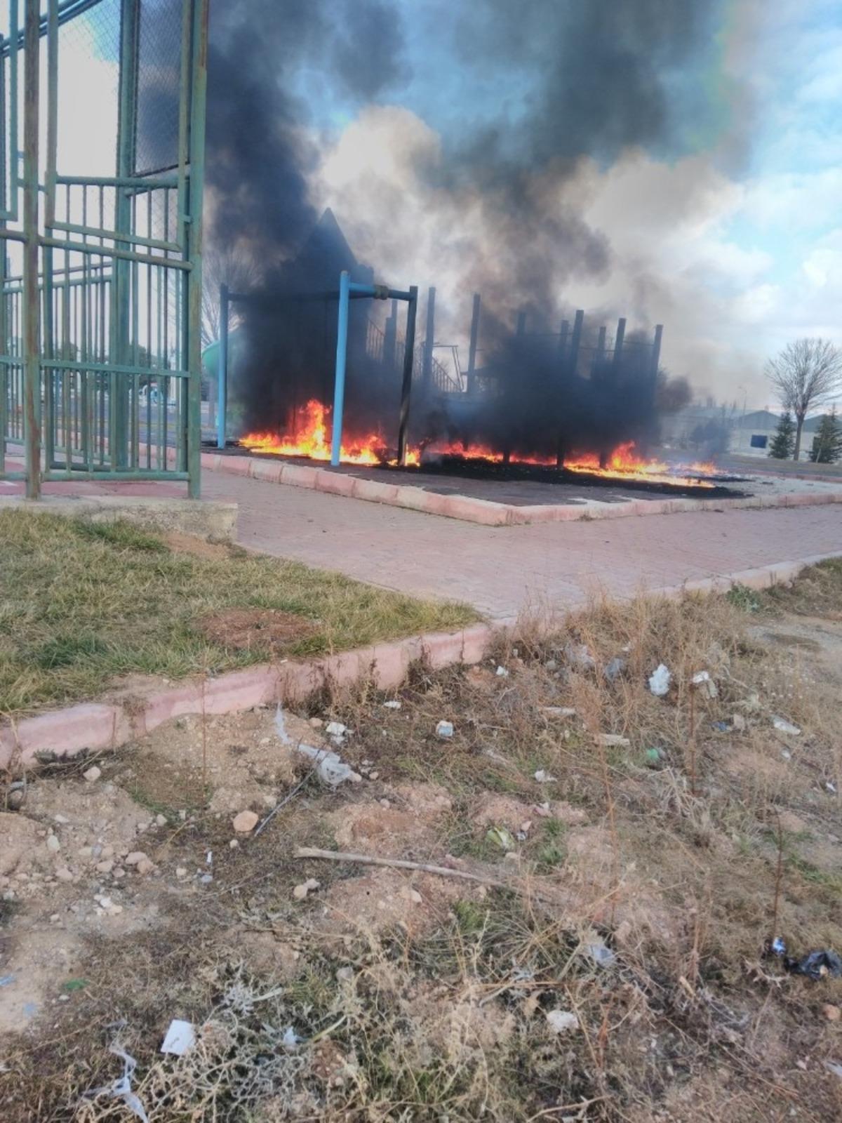 Kayseri&rsquo;de &ccedil;ocuk parkını benzinle kundakladılar