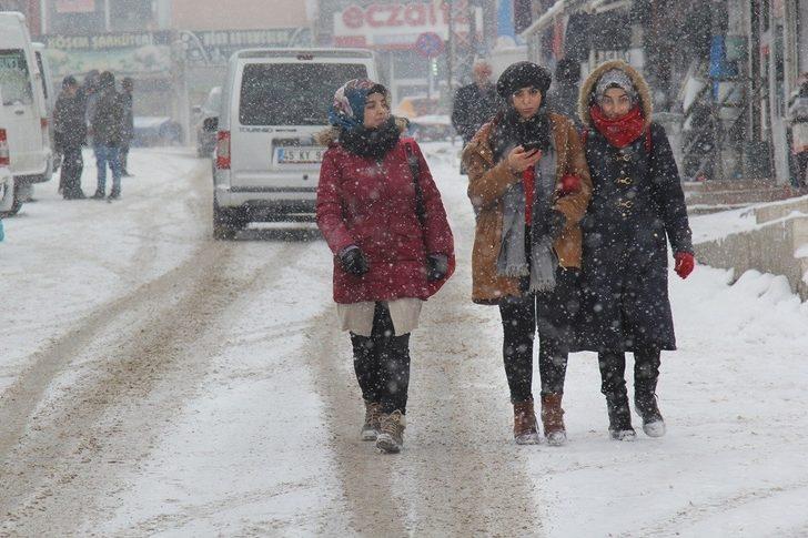 Başkale’de kar yağışı G1