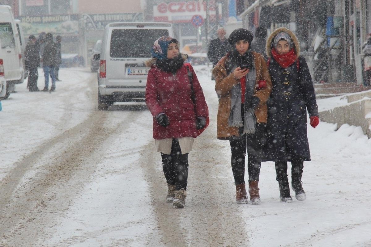 Başkale&rsquo;de kar yağışı