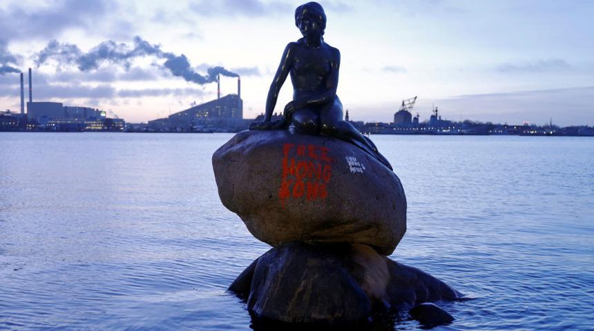 'Bağımsızlık talebi' ülkenin sembol heykeline yazıldı!