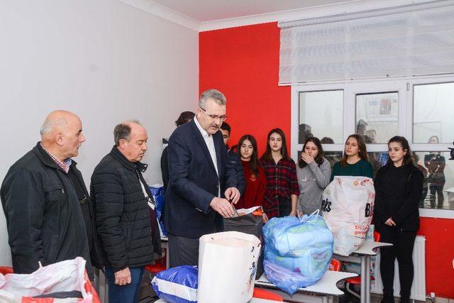 Öğrenciler giymedikleri kıyafetleri ihtiyaç sahiplerine ulaştırdı