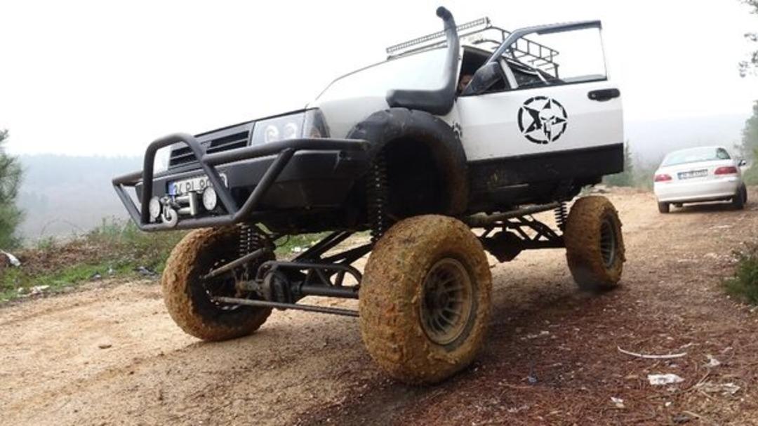 Baba yadigarı 96 model aracını off-road cipine &ccedil;evirdi! G&ouml;renler şaşkına d&ouml;n&uuml;yor