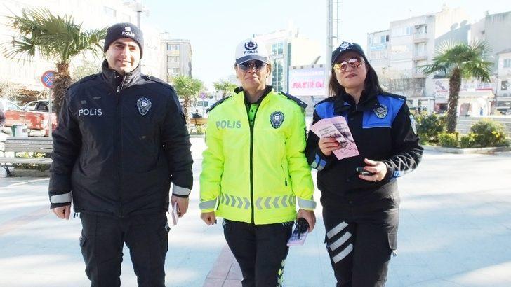 Balıkesir’de, Kadın Polisler, kadın şiddetine dikkat çekmek için broşür dağıttı G2