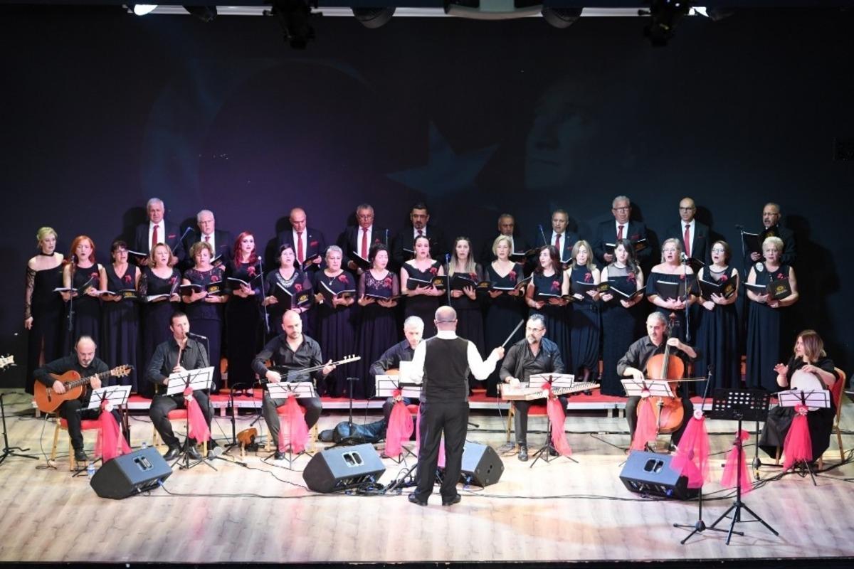 Sarı Zeybek THM Korosu huzurevi sakinleri i&ccedil;in sahne aldı