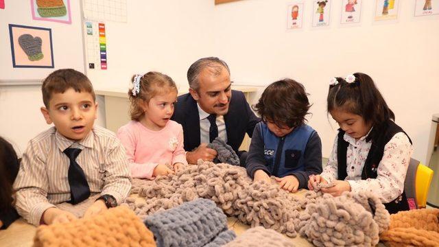 Kocaeli’de çocukların ördüğü atkı, evlat nöbetindeki ailelere teslim edildi