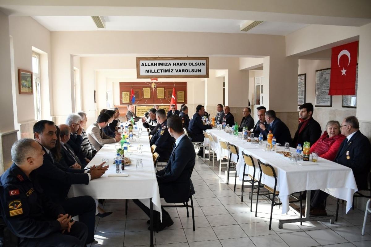 Kıbrıs Barış Harekatı&rsquo;na katılan  gazilere milli m&uuml;cadele madalyası ve beratı verildi