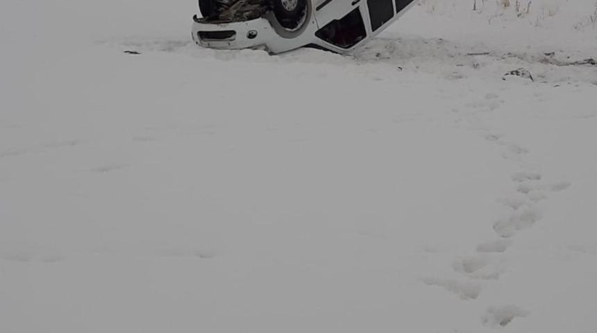 Yoldan çıkan aracın imdadına Çaldıran Belediyesi ekipleri yetişti