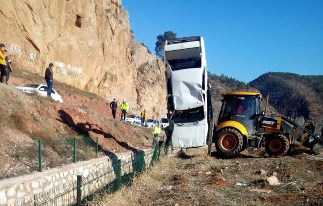 Nallıhan’da otomobil dereye uçtu: 1 yaralı