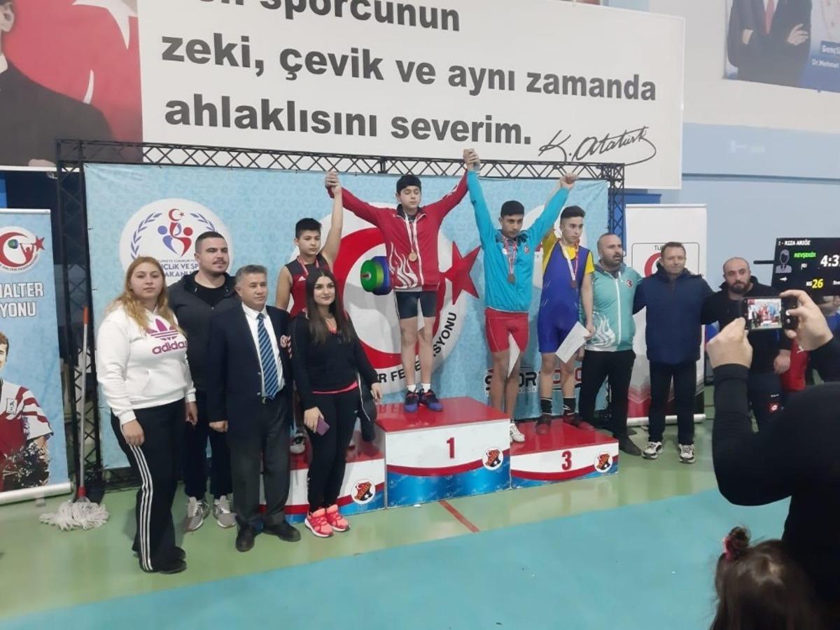 Ağrılı Halterci Batuhan Akbaş T&uuml;rkiye Şampiyonu oldu