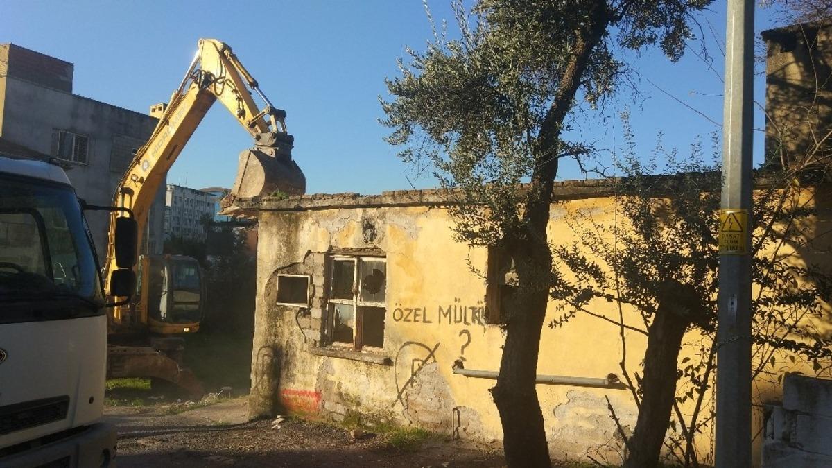 Balbey&rsquo;de metruk bina yıkıldı