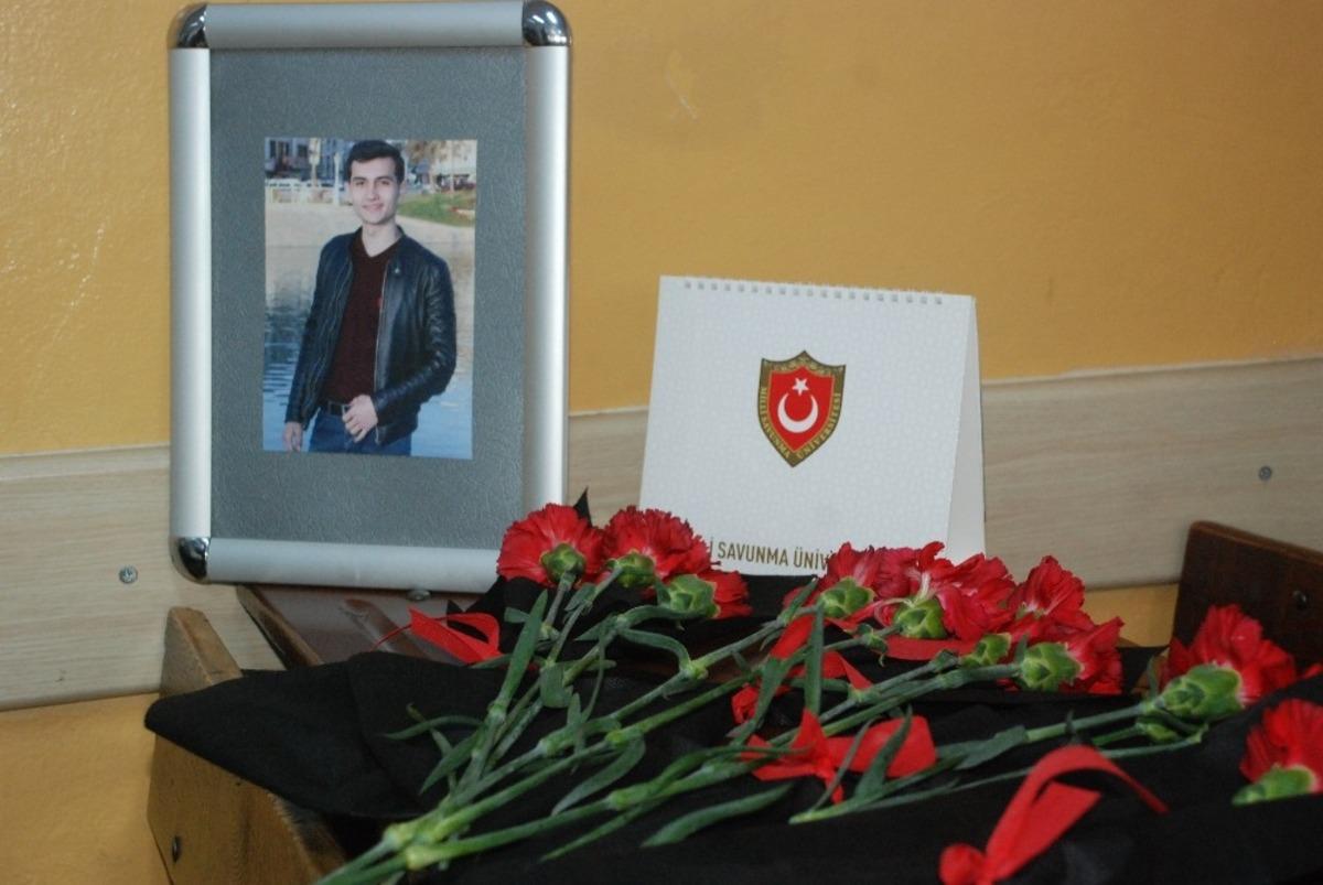 &Ouml;ld&uuml;r&uuml;len &ouml;ğrencinin sırası karanfillerle donatıldı