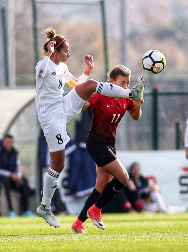 Zonguldaklı Milli futbolcu Ece Türkoğlu;