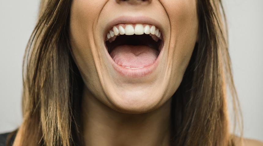 Nadir hastalığı nedeniyle her güldüğünde bayılıyor!