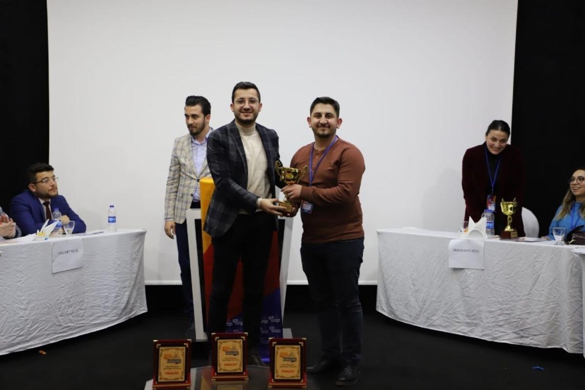 AK Partili gen&ccedil;ler m&uuml;nazara yaptı