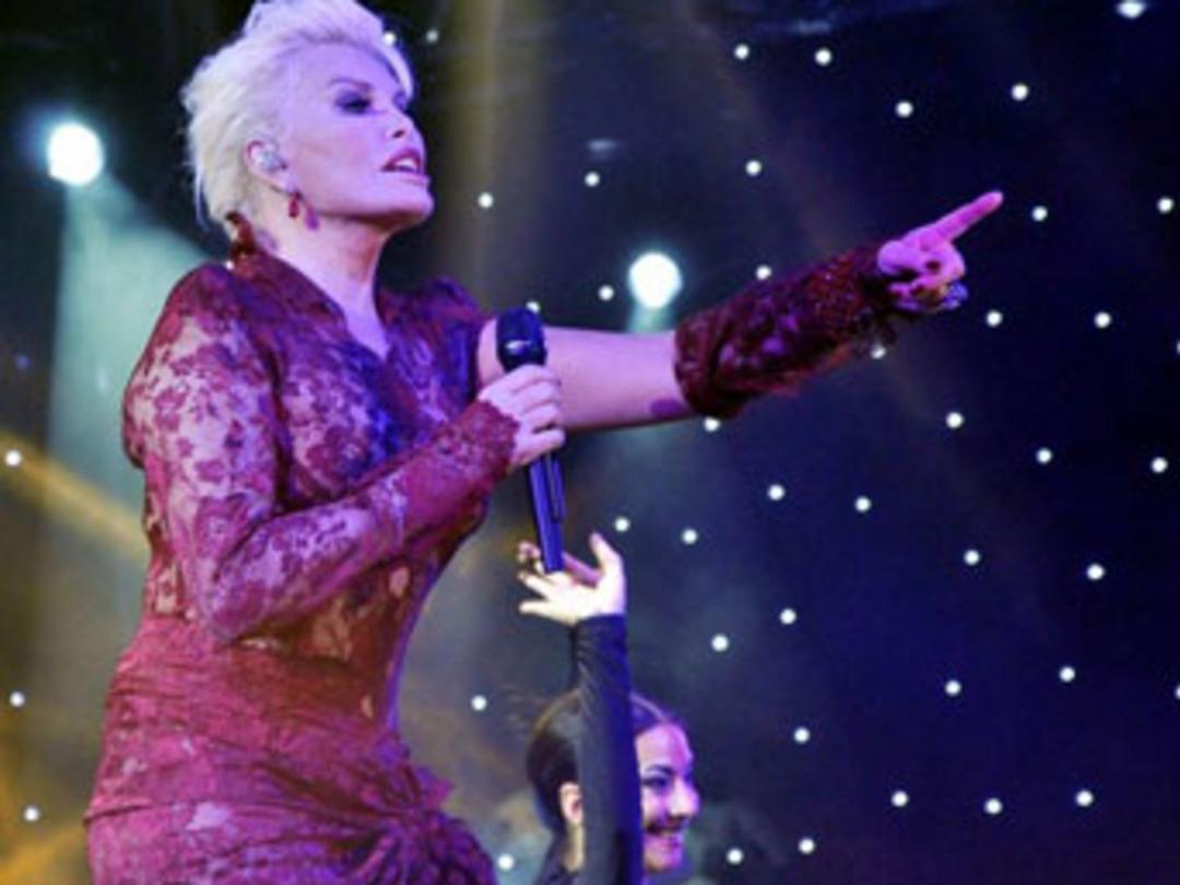 Kazık gibi duruyorum