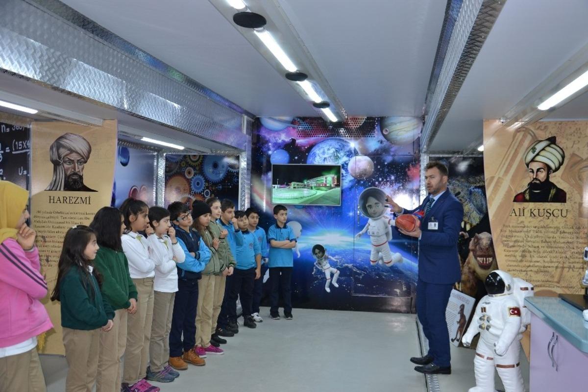 Bilim Tırı yeni y&uuml;z&uuml;yle &ouml;ğrencilere bilimi sevdiriyor