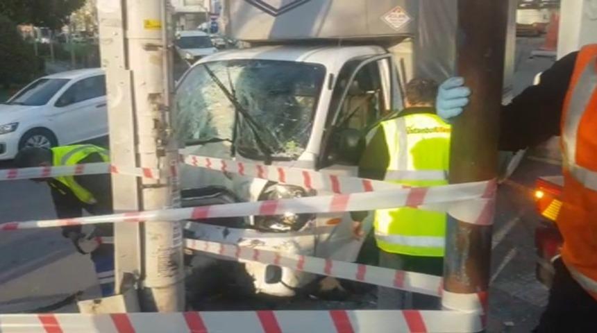 Bağcılar G&uuml;neştepe tramvay durağında bir kamyonet &ouml;nce taksiye, ardından da tramvaya elektrik veren direğe &ccedil;arptı. Kazada elektrik direğinin hasar g&ouml;rmesi nedeniyle tramvay seferleri durduruldu. Metro İstanbul&rsquo;dan yapılan a&ccedil;ıklamada, seferlerin Kabataş-So