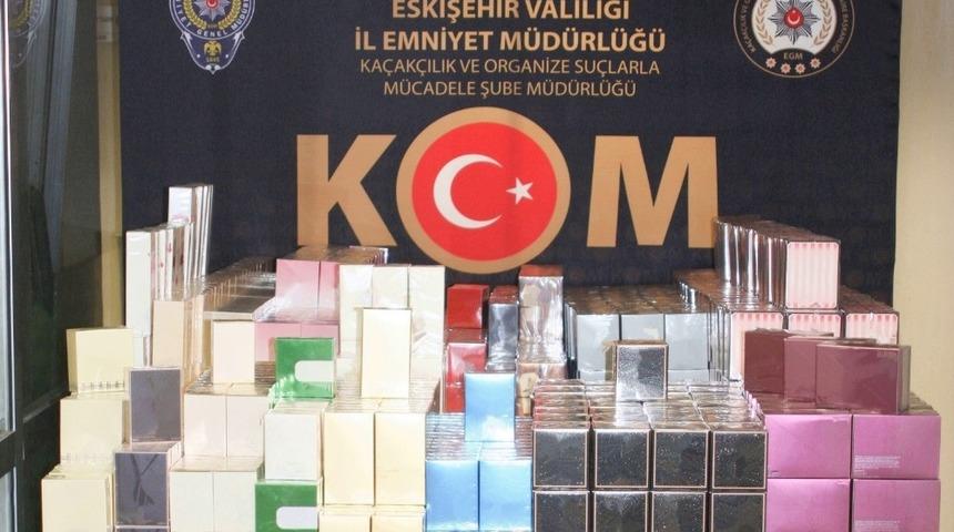 Eskişehir'de polisin ’dur’ ihtarına uymayan araçtan bin 159 adet kaçak parfüm çıktı