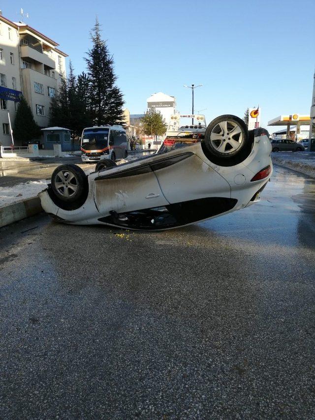 Kontrolden çıkan otomobil takla attı; 2 yaralı