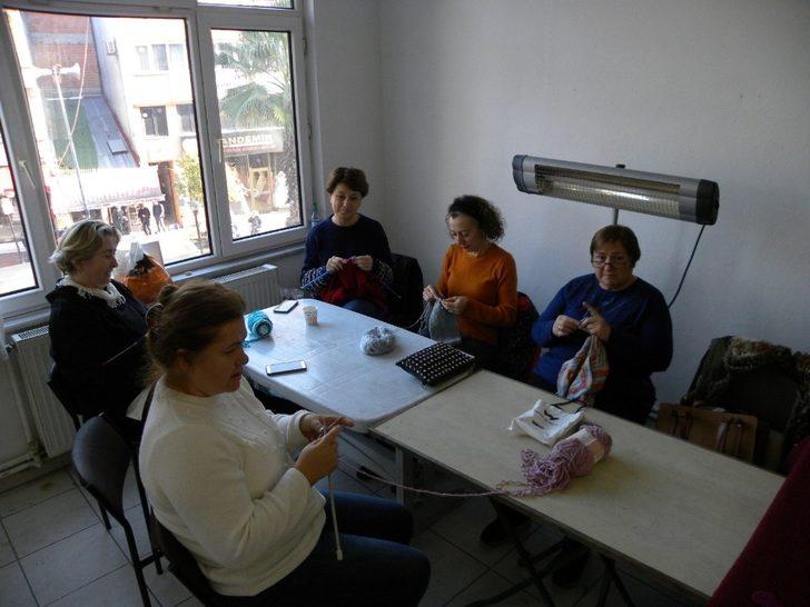 Kadınlar çocuklar için örgü ördü G1