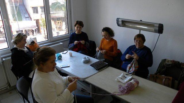 Kadınlar çocuklar için örgü ördü
