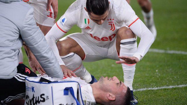 Merih Demiral'ı sakatlandığı anlarda Juventus'un yıldız oyuncusu Ronaldo sakinleştirmeye çalıştı