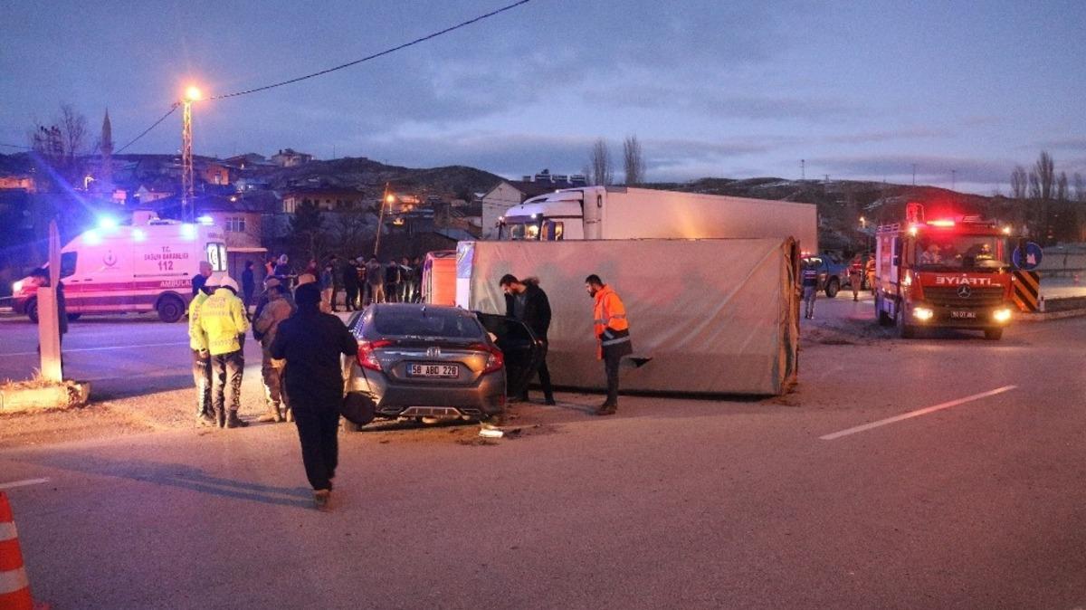 Sivas&rsquo;ta kamyon otomobille kafa kafaya &ccedil;arpıştı: &Ccedil;ok sayıda yaralı var!