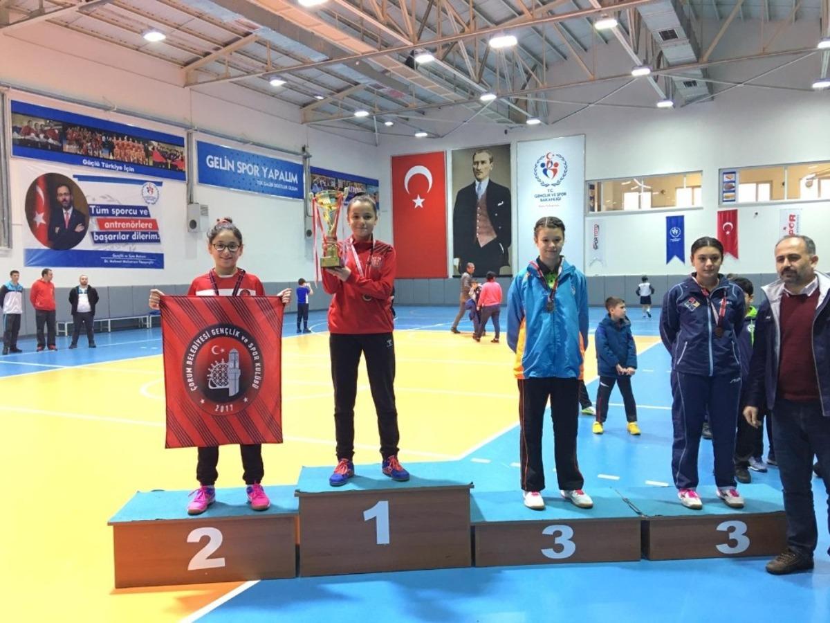 Belediye masa tenisinde T&uuml;rkiye şampiyonu oldu