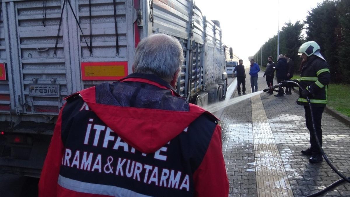Lastikleri tutuşan tırın yanmasını itfaiye &ouml;nledi
