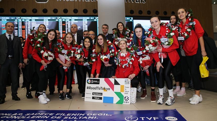 Olimpiyat vizesi alan A Milli Kadın Voleybol Takımı, İstanbul'da coşkuyla karşılandı