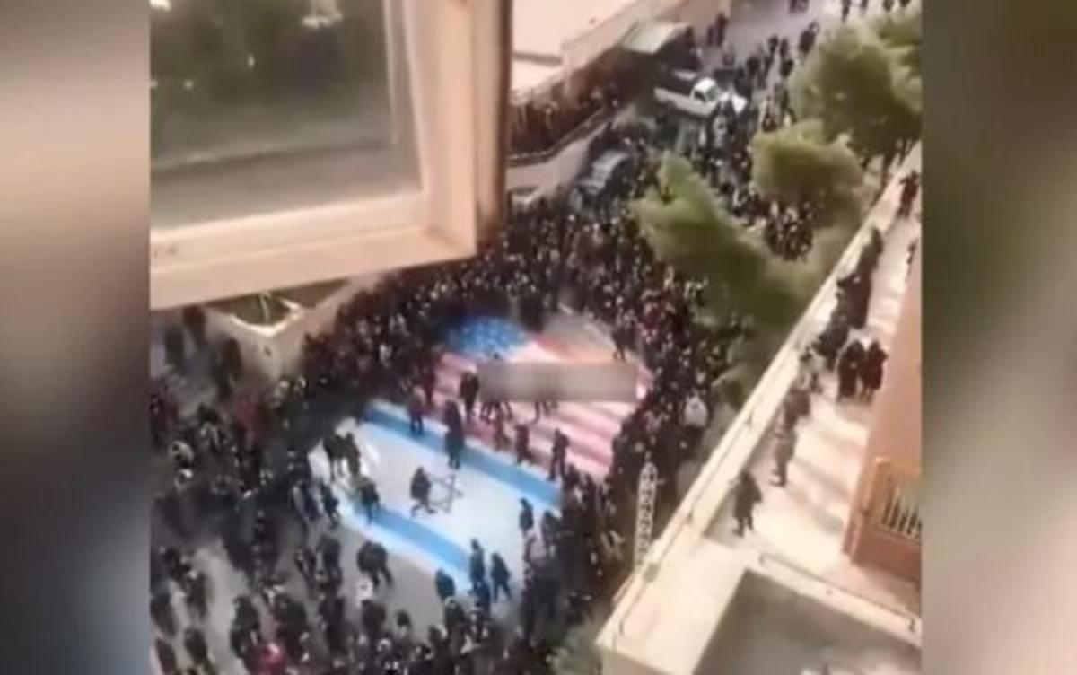 İran&rsquo;daki protestolardaki bu g&ouml;r&uuml;nt&uuml; g&uuml;ndem olmuştu! Trump'tan ilk tepki geldi!