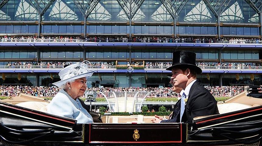 Kraliçe 2. Elizabeth'ten torunu Prens Harry ile eşi Meghan Markle'ın Kraliyet ailesi görevlerini bırakma kararına destek