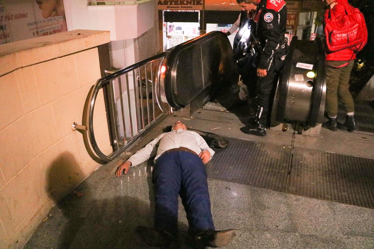 Vatandaşlar hemen yardımına koştu! Y&uuml;r&uuml;yen merdivene sıkıştı!