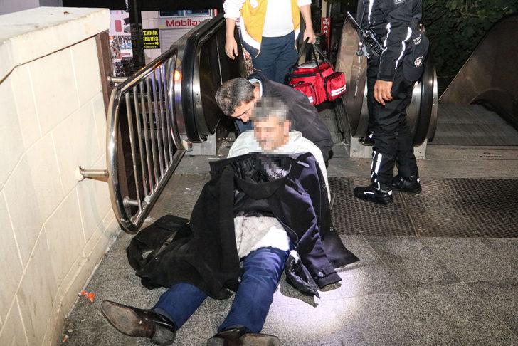 Vatandaşlar hemen yardımına koştu! Yürüyen merdivene sıkıştı! G2