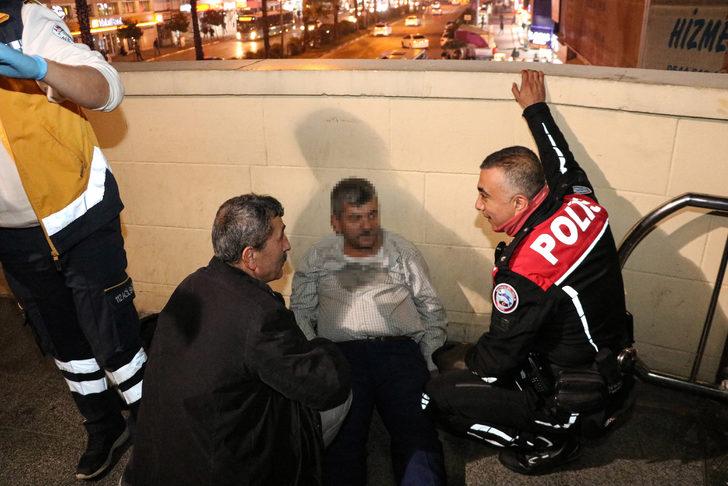 Vatandaşlar hemen yardımına koştu! Yürüyen merdivene sıkıştı! G3