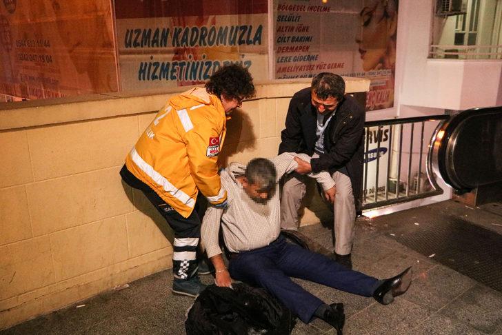 Vatandaşlar hemen yardımına koştu! Yürüyen merdivene sıkıştı! G4