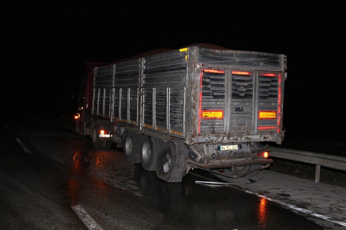 Manisa&rsquo;da iki tır &ccedil;arpıştı, yol savaş alanına d&ouml;nd&uuml;