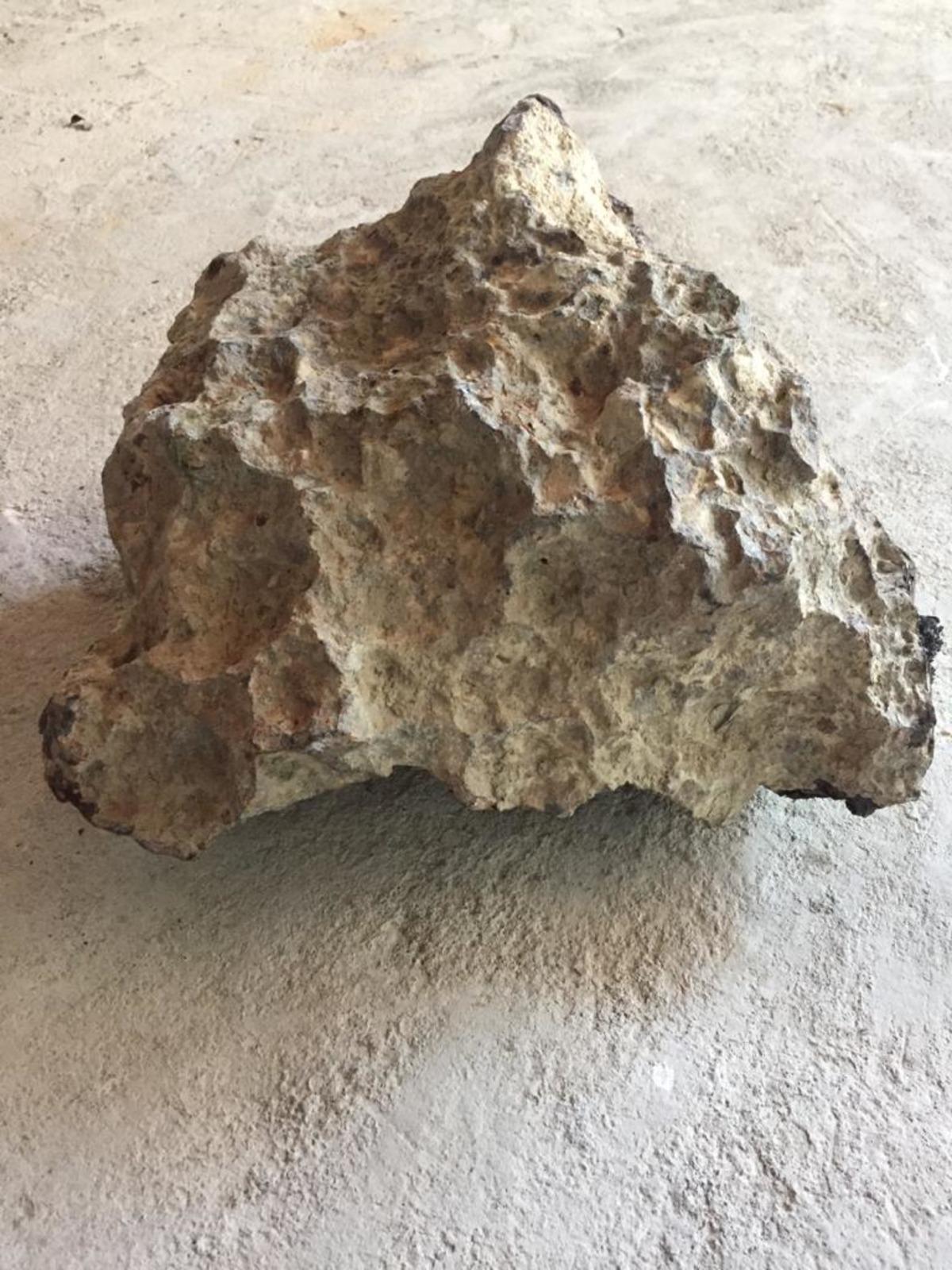 Tarlasında bulduğu g&ouml;k taşını banka kasasında saklamıştı! M&uuml;zede sergilenecek