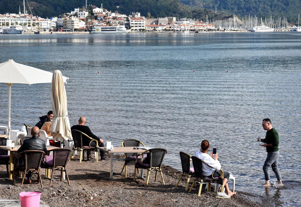 Marmaris'te ocak ayında bahar havası! Sahiller doldu taştı