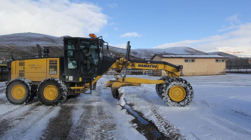 Canlı hayvan pazarında kar temizliği