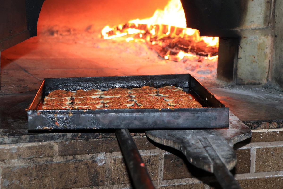 Tarsus&rsquo;un fındık lahmacununa yoğun ilgi
