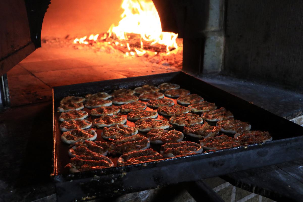 Tarsus&rsquo;un fındık lahmacununa yoğun ilgi! Akın akın geliyorlar
