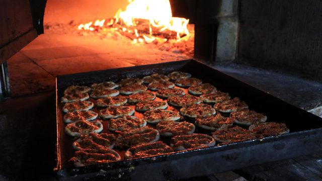 Tarsus’un fındık lahmacununa yoğun ilgi! Akın akın geliyorlar