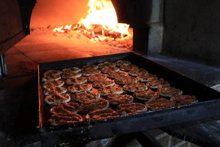 Tarsus’un fındık lahmacununa yoğun ilgi! Akın akın geliyorlar G4