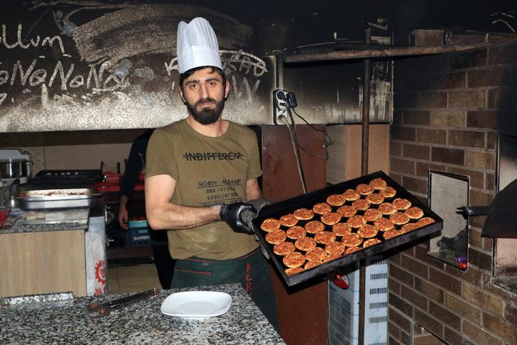 Tarsus’un fındık lahmacununa yoğun ilgi! Akın akın geliyorlar G2