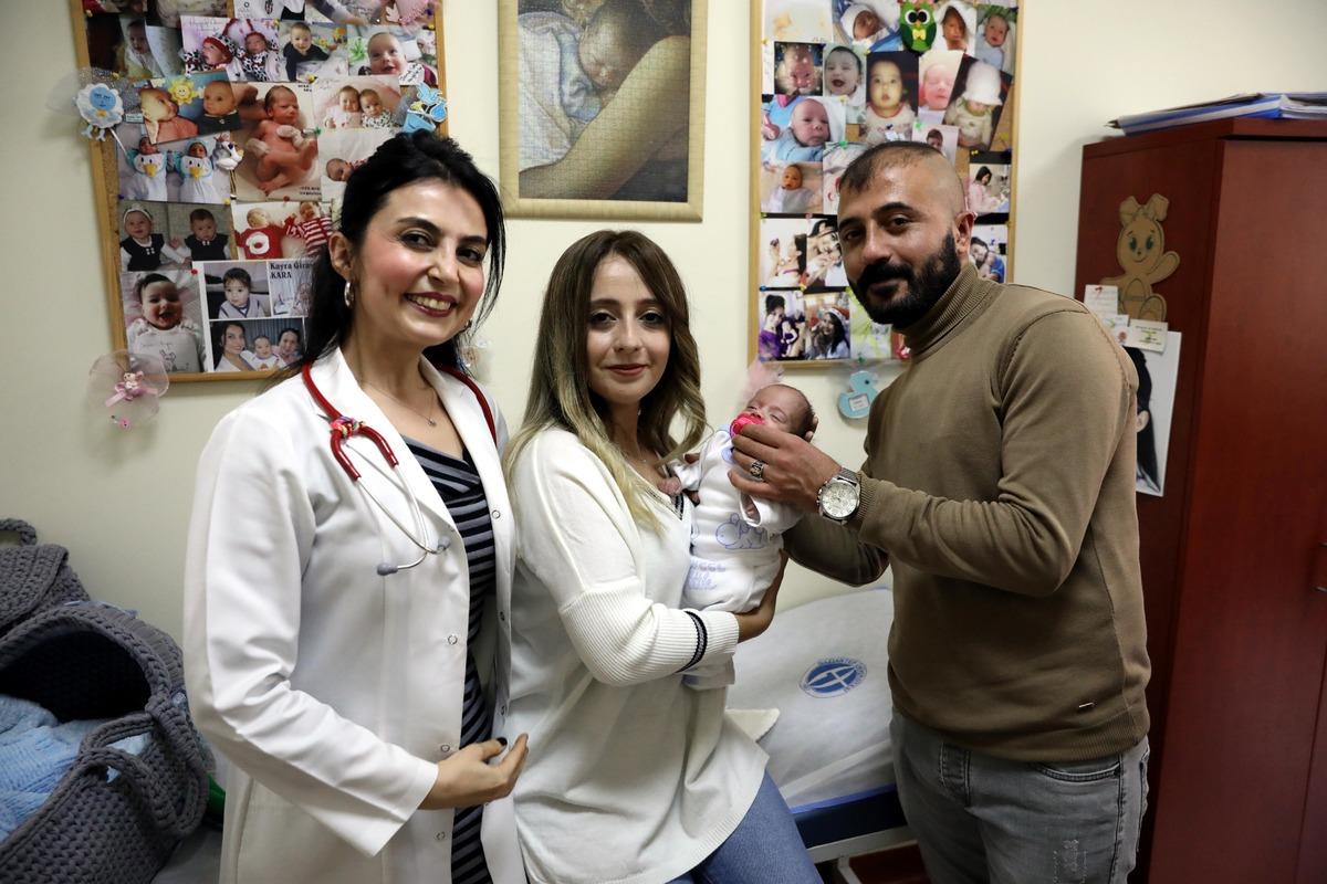 Sağlığına kavuşan premat&uuml;re bebek, kep ve c&uuml;bbe ile taburcu edildi