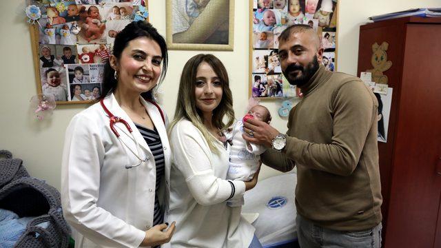 Sağlığına kavuşan prematüre bebek, kep ve cübbe ile taburcu edildi