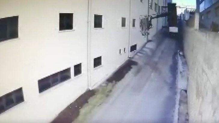 Esenyurt'ta vinç devrildi, çatı kenarında asılı kalan işçi düşerek öldü G1